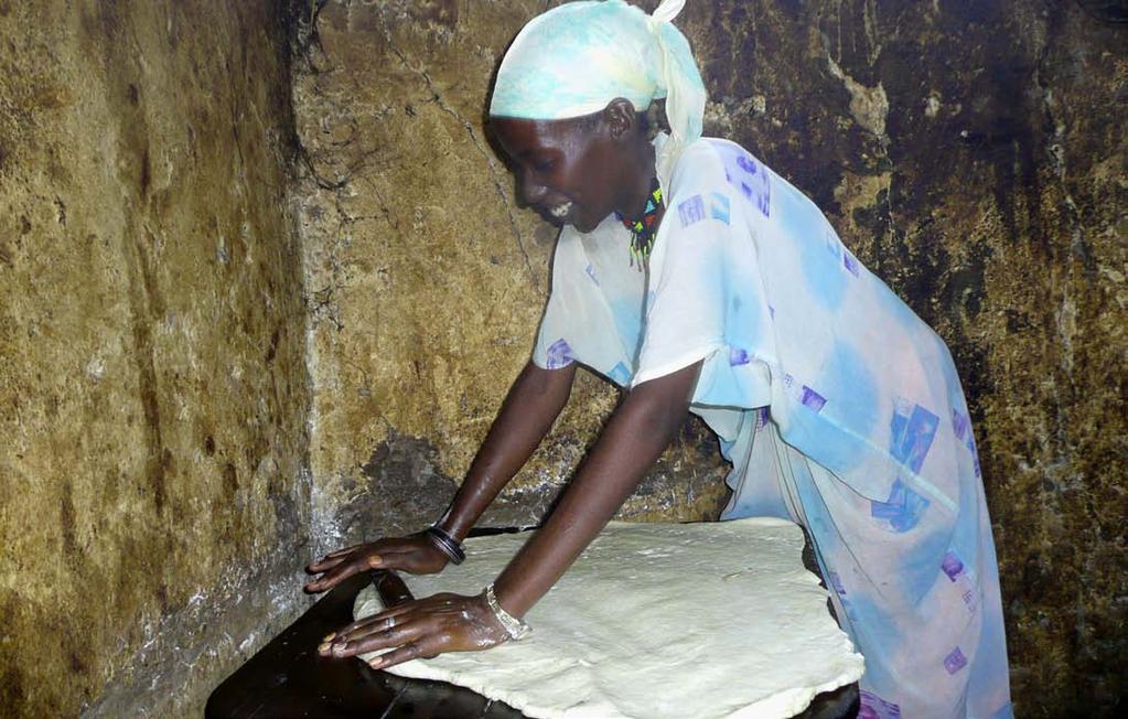 Mai 2011 Sololo - Kenia, 4480 Km Njeri backt Pfannkuchen für hungrige Radfahrer; zu Gast in ihrer Küche - Genuss und Erlebnis zugleich.