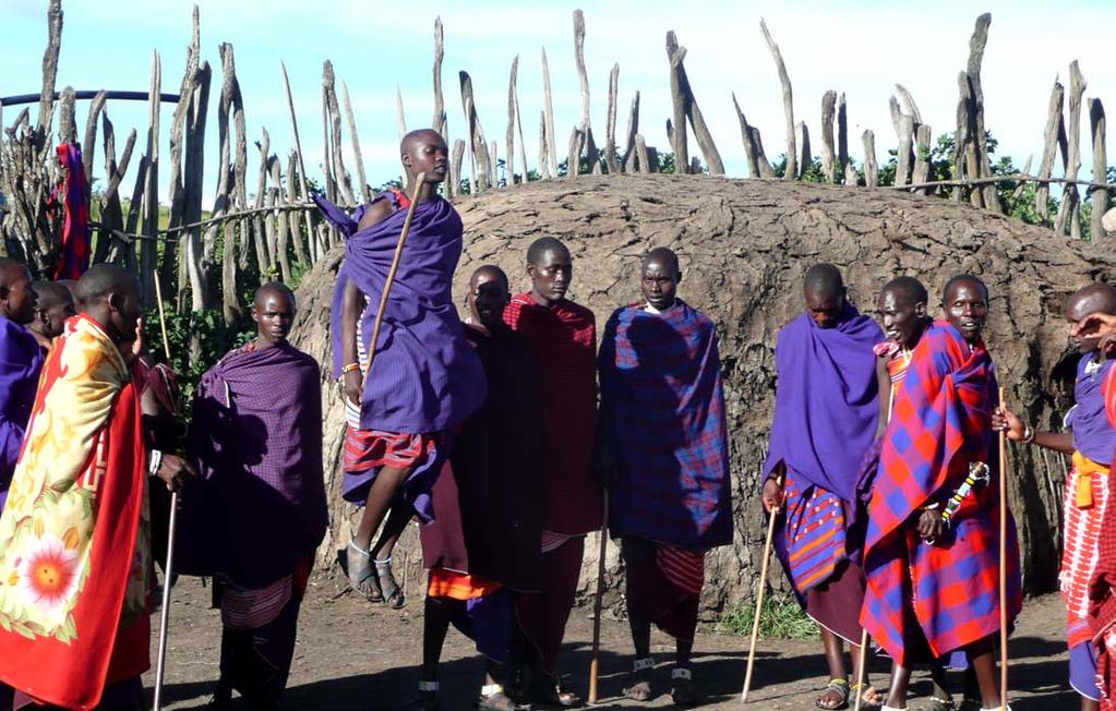 Juli 2011 Tanzania, 5527 Km Singende und hüpfende Massai in ihrer Siedlung am Rand des berühmten und tierreichen Ngorongoro Kraters 01 02 03 04 05 06 07 08 09