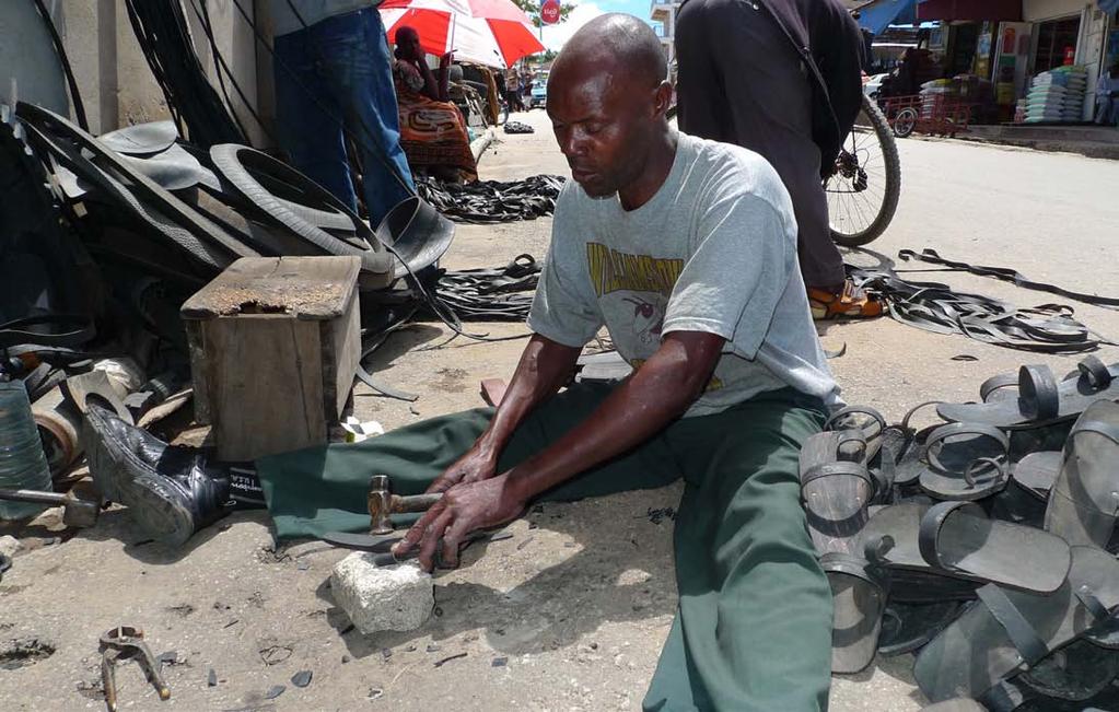 August 2011 Iringa -Tanzania, 5935 Km Ein US-Dollar kostet ein paar Sandalen die Emmanuel aus abgefahrenen LKW-Reifen herstellt 01 02 03 04 05 06 07 08 09