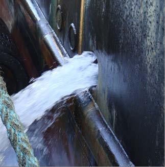 ständigen Betrieb befindlichen Kühlwasserablauf gezogen, dessen Wasserstrahl sich unmittelbar in das offene Boot ergoss.