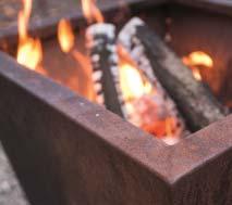 Romantische Stimmung mit echten Flammen ohne Holzfeuer auf Knopfdruck. Statt der Feuerschale wird das Gasfeuerelement mit Holzscheiten aus Keramik und Lavasteinen installiert.