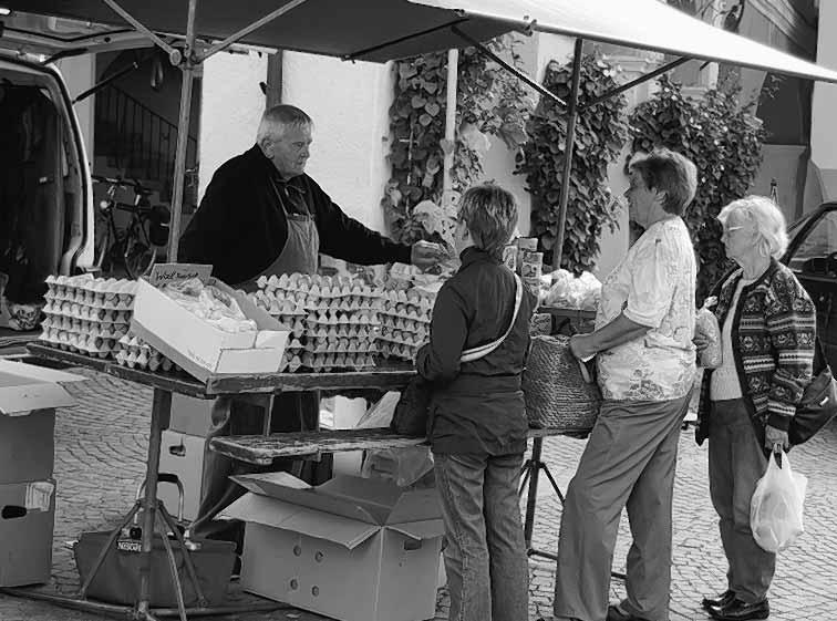 5 Menschen: Kein Wochenmarkt ohne die Schädlers Seit 1965 betreiben die Schädlers einen Eierstand auf dem Markt HEGGELBACH - Der Eierstand auf dem er Wochenmarkt ist fast so alt wie der Markt selbst.