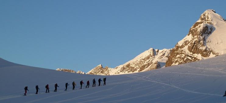 Skitour Gemsfairen - Clariden Rundtour am Klausenpass im Antlitz des Tödi Wir besteigen zwei rassige Gipfel in der Gletscherwelt zwischen Urner- und Glarnerland. 1.
