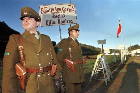 FOTO: AFP Chilenische Polizisten vor dem Eingang der Colonia Dignidad.