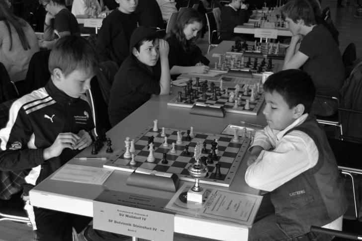 aus. In diesem Jahr hatte der Schachverein Walldorf die Verantwortung übernommen und konnte in der Astoria-Halle (Foto) über 300 Schachspieler empfangen.