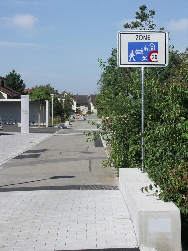 - 9 - Siedlungsorientierte Strassen Auf siedlungsorientierten Strassen werden die Sicherheit und die Wohnqualität durch Verkehrsberuhigung und Geschwindigkeitsreduktion verbessert.