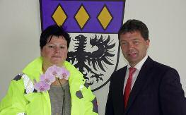 AUS DEM RATHAUS Erstmals technische Mitarbeiterin im Rathaus Anja Flory und Bürgermeister Peter Felbermeier Ihr Markenzeichen ist eine gelbe Warnweste.