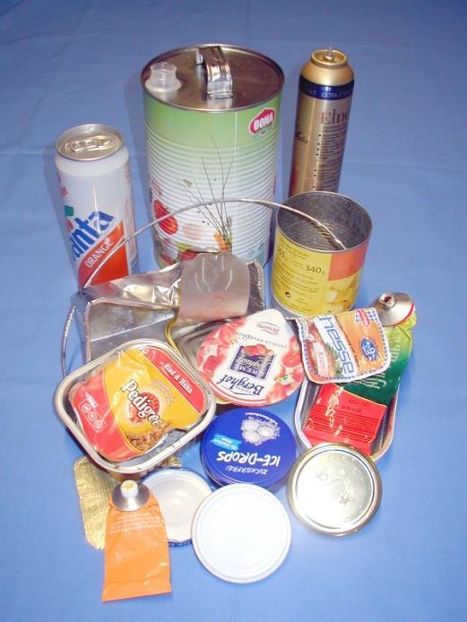 Metallverpackungen (in sauberem, restentleertem Zustand) Getränke- und Konservendosen aus Aluminium oder Weißblech, Partyfässer, Tierfutterschalen Alufolien, -tassen, -tuben Menüschalen Restentleerte
