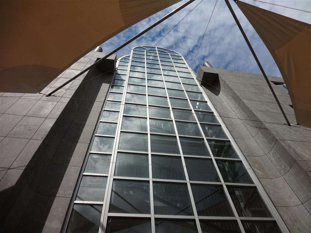 Objektbeschreibung: Die 1992 erbaute und sehr ruhig gelegene Liegenschaft bietet freundliche und effizient geschnittene Büroflächen. Diese werden zentral über ein Treppenhaus mit Aufzug erschlossen.