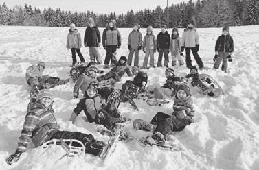 Den Schülern wurden an 3 Stationen Rodeln, Ausdauertraining mit Schneeschuhen und Langlauf angeboten. Im Rotationsverfahren machten viele Kinder erste Erfahrungen mit den verschiedenen Sportgeräten.