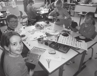 Bunte CDs und Schallplatten, Schmetterlinge und Fensterketten aus Notenblättern entstanden in den verschiedenen Klassenzimmern. Neue Techniken wie z.b. Dot- painting mit Acrylfarben lernten die Schüler dabei kennen.