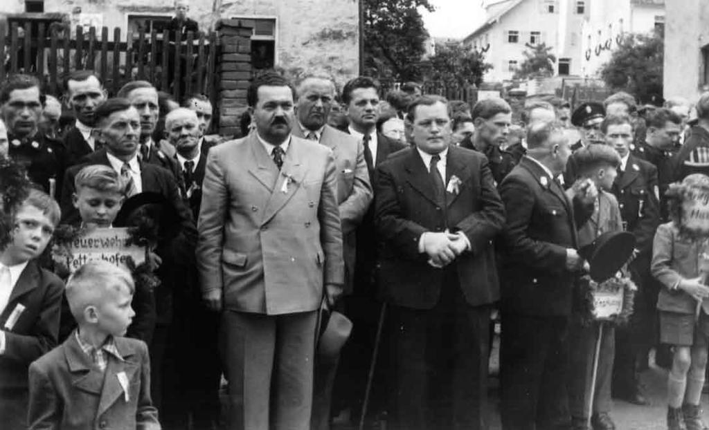Finanzminister, von 1969 bis 1972 war er zugleich auch stellvertretender Ministerpräsident - Bildmitte links, heller Anzug) und Bürgermeister Hans Süllner (Bildmitte rechts) Die Aufnahme stellte uns