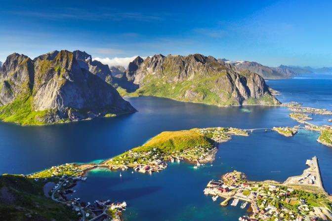 Spätestens hier versteht ein jeder Naturliebhaber, weshalb die Lofoten so außergewöhnlich sind, der Blick hinunter zum Reinefjord ist einfach von unbeschreiblicher Schönheit!