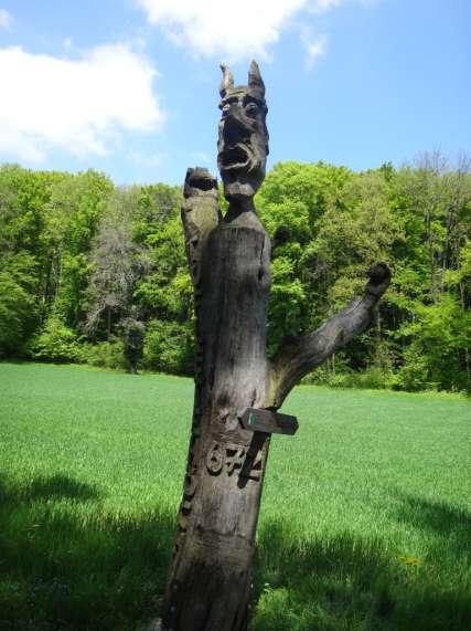Holz Skulptur auf der Tüflete Höchi Bald kommt die Abzwiegung in einen schmalen, steil abfallenden Weg.