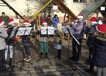 Querflötenensemble beim Adventmarkt Alle Jahre wieder umrahmt die Musikschule Bärnbach den Adventmarkt am Telepark Vorplatz.