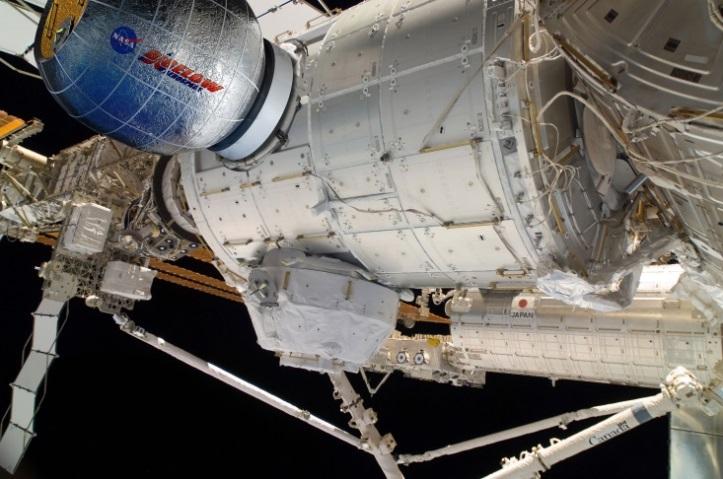 Der Start soll mit Falcon 9 als unbedruckte Nutzlast durchgeführt werden. Einmal angedockt werden Astronauten den Entfaltungsvorgang initiieren.