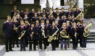 100 Jahre Musikverein Harmonie Gerstetten 1982 nimmt Oswald Müller die Ausbildung mit Jugendlichen auf, die an der Blasmusik Interesse haben.