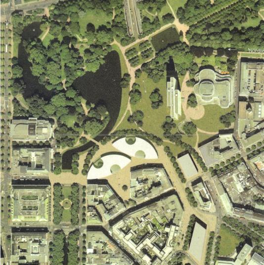 Anders als die landschaftliche Einbindung aus dem Jahr 2002 setzt sich der aktuelle Entwurf durch ein zum Hofgarten hin leicht ansteigendes, grün bedachtes, begehbares, dreieckiges Gebäude vom