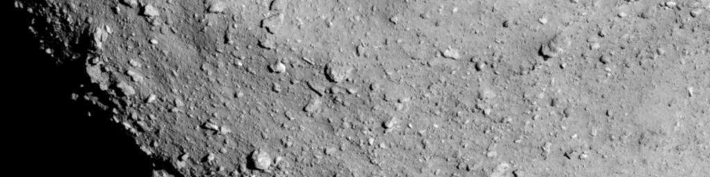 Zudem zeigten sich Krater und Felsen sowie örtlich variierende Oberflächenstrukturen. Die Rotationsachse des Asteroiden scheint senkrecht auf der Bahnebene zu stehen.