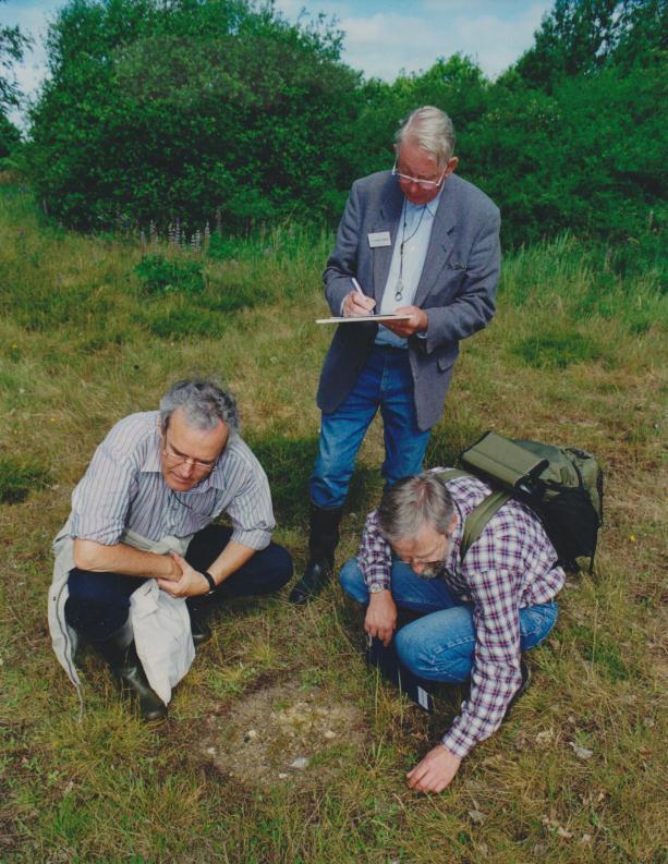 2 Abb. 1: Hans-Jürgen Meints (Mitte) bei der Ergänzung einer Feldliste in der Sandgrube Altmühlenbrück, zusammen mit Werner Jansen und Kristian Gerken, 2000 (Foto: A.