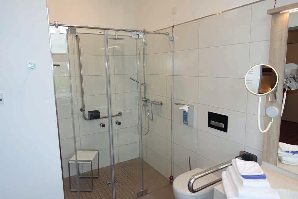 Komfort im Bad WC (erhöhter Sitz) Ebenerdige Dusche mit Regenschauerdusche Handtuchheizkörper