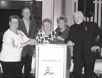 Oktober 2012 hat der Senator für Inneres und Sport, Frank Henkel, in einer Feierstunde im Namen des Bundespräsidenten Bernd Wacker das Verdienstkreuz am Bande des Verdienstordens der Bundesrepublik