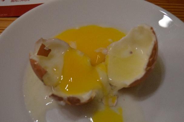 4c) Schneide die restlichen Eier durch und vergleiche tabellarisch den Gerinnungszustand von Eiklar und Eigelb in allen fünf* Eiern.