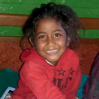 SPENDEN & HELFEN HOSPITAL Mit heiler Haut entlassen Ein kalter Wintertag in den Bergen Nepals. Die Familie der sechsjährigen Zita hatte vor dem Haus ein Feuer gemacht, um sich daran zu wärmen.