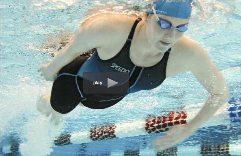 Übung 15 Schwimmtechnik-Übung 15: Einarmig - die Vollversion Das einarmige Kraulschwimmen kennen Sie. Normalerweise lassen Sie dabei den passiven Arm als Stütze vorn liegen.