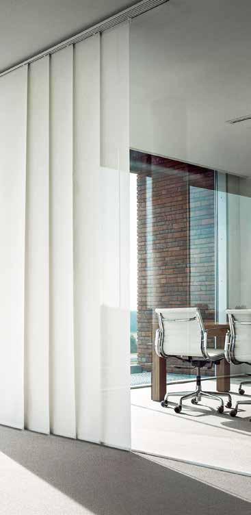 Flächenvorhänge sind wie geschaffen für große Fensterfronten und Glasflächen. In modernen Wohnräumen und Büros eignen sie sich sehr gut als Alternative zur klassischen Gardine.