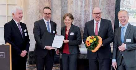 Darmkrebs- Präventionspreis Der Darmkrebs-Präventionspreis ging an Prof. Dr. Ulrike Haug vom Leibniz-Institut für Präventionsforschung und Epidemiologie BIPS in Bremen (auf dem Bild in der Mitte).