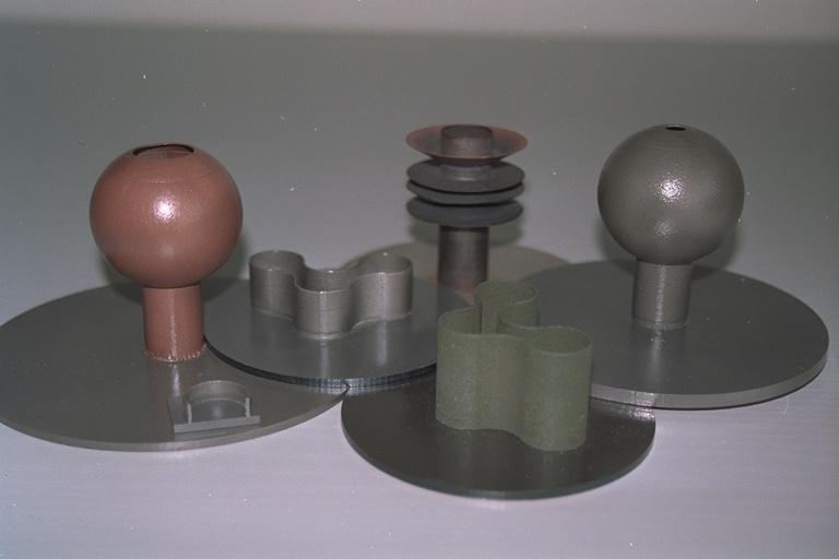 Anwendungen: Additive Fertigung LASERVORMStudien zum Volumenaufbau (Anfang 1995): Werkstoffe: * Edelstahl * Nickel-Chrom