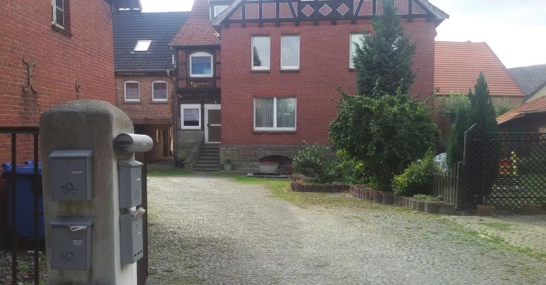 2 Rechtes Wohnprojekt in Hoheneggelsen! Liebe Anwohnerinnen und Anwohner, vor Ihrer Haustür befindet sich seit einiger Zeit ein Wohnprojekt bundesweit vernetzter Neonazis.