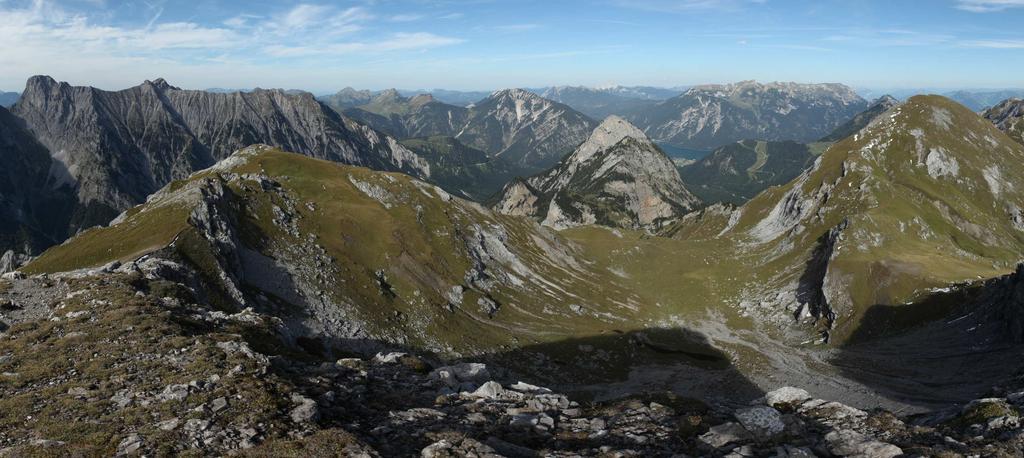 des Larchkarlkopfes zu einem Sattel (roter Pfeil),