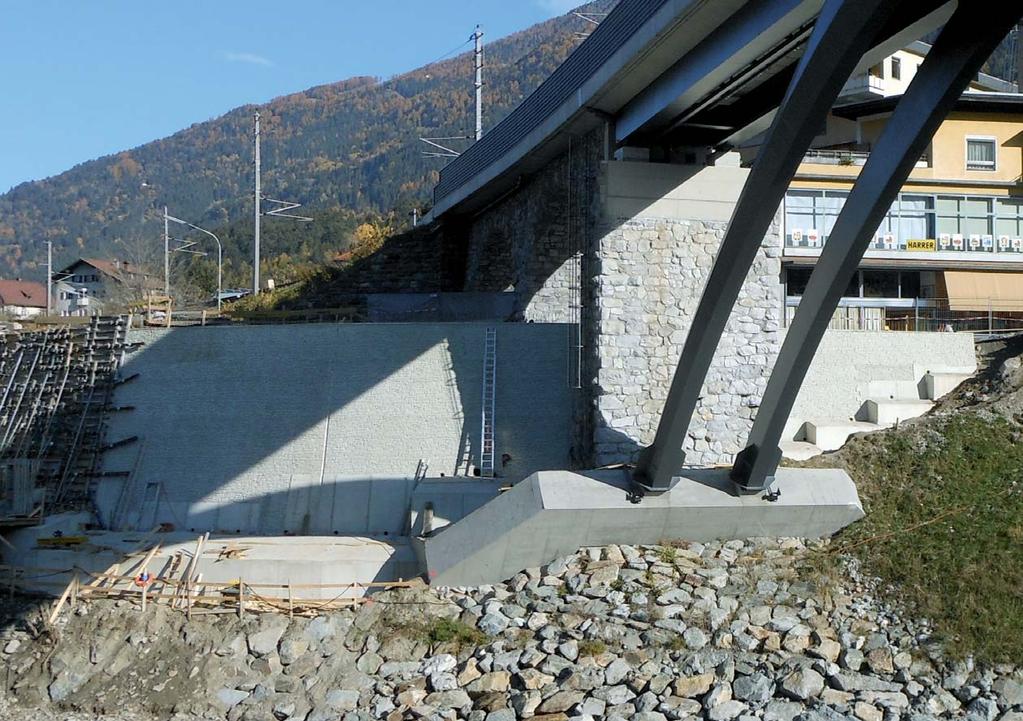 NOE report 150 6 Ungewöhnliche Handhabung Gestaltung mit Strukturmatrizen Der Ausbau der B 171 Tiroler Straße in Landeck an der neuen Landecker Innbrücke der Arlbergbahn erforderte den Bau einer