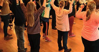 Gruppen-Angebote der DS-Akademie Freies Tanzen und Begegnung Tanz-Gruppe für 14- bis 19-Jährige Gemeinsam tanzen und sich bewegen macht vielen Teenies Spaß.