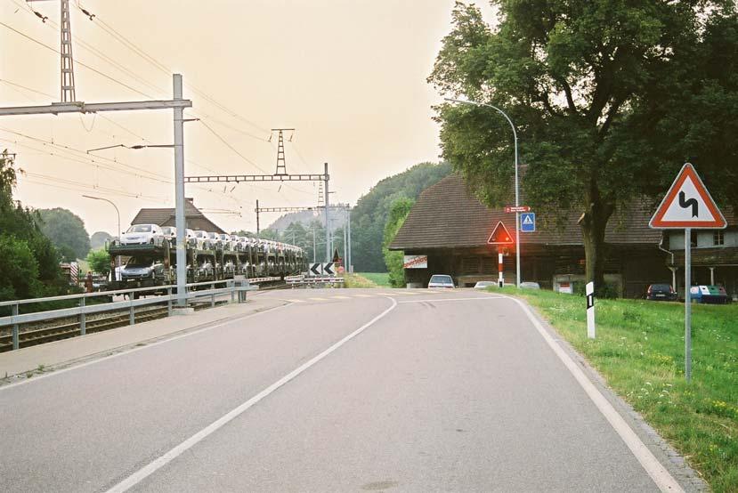 Die Strecke Suberg-Grossaffoltern Schüpfen ist doppelspurig und mit dem Signalsystem Typ N ausgerüstet. Der Bahnübergang in Kosthofen ist mit Schranken und optischen Signalen gesichert.