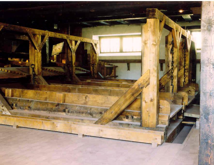 4, die Naumannmühle, zeigt uns heute als Museum mit welcher Technik damals gearbeitet wurde (WILSDORF u. a., 1988).