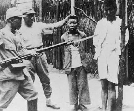 Re: Zwei japanische Soldaten verhöhnen ihre beiden chinesischen Kriegsgefangenen vor ihrer Exekution im Zweiten Japanisch-Chinesischen Krieg (datiert auf den 22. August 1938) 11.