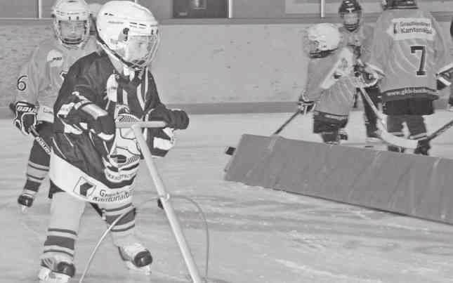 10 Dienstag, 1. November 2016 Grosse Stars treffen kleine Stars beim Swiss Ice Hockey Day Von A wie Adelboden bis Z wie Zürich fand am vergangenen Sonntag der Swiss Ice Hockey Day statt.