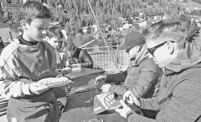Moritz den Tag, um mit dem Skateathon Geld für die Vereinsarbeit zu sammeln (Bild unten rechts). Links gibt HCD-Star Perttu Lindgren seinen Fans Autogramme.