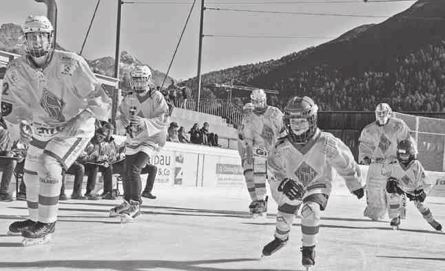Insgesamt rund 60 Kinder nahmen am Ice Hockey Day in Scuol teil. In verschiedenen Parcours oder im anschliessenden Turnier setzte sich der Nachwuchs in Szene.