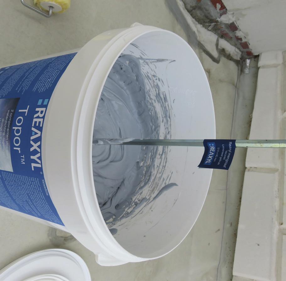 behandelen daken. Reaxyl Topor mag op licht vochtige ondergrond aangebracht worden en is UV-stabiel en regenvast.