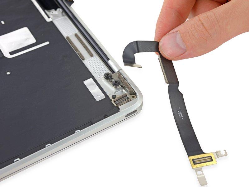 Schritt 32 Heble den Stecker am Flachbandkabel zum USB-C Anschluss mit dem Spudger gerade