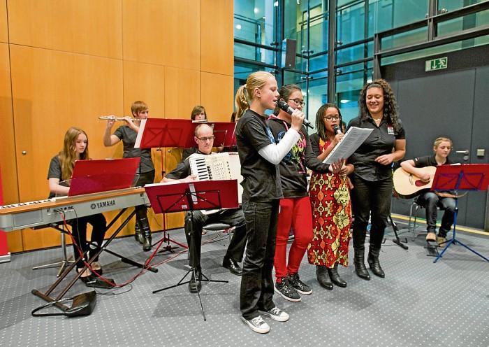 Die Musikschule Heilemann in Aktion Er nimmt mit Schülern der Nürtinger Theodor-Eisenlohr- und der Mörikeschule selbst entwickelte Songs in einem Tonstudio auf.