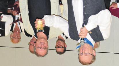 2 1. November 2018 Karsten Becker erhebt das Äppelwoi-Glas, im Hintergrund der Hungener Sängerkranz mit Leiter Hermann Wilhelmi. Auch der Kinderchor erfreute mit seinen Liedern die Besucher.