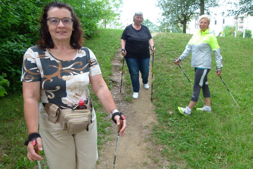 BIEBLACH ECHO August 2017 Gemeinsam mit Stöcken unterwegs Doris Rüdel und Regina Klefler laden zum Nordic Walking durch den Stadtteil Doris Rüdel und Regina Klefler sind die beiden Damen, die seit