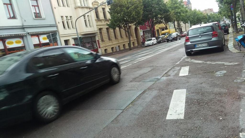 Bernburger Straße: Radstreifen endet Parkenden Autos und Taxistand wird Vorrang gegeben vor fließendem Verkehr Fahrräder erreichen durch das Warten auf eine Autolücke