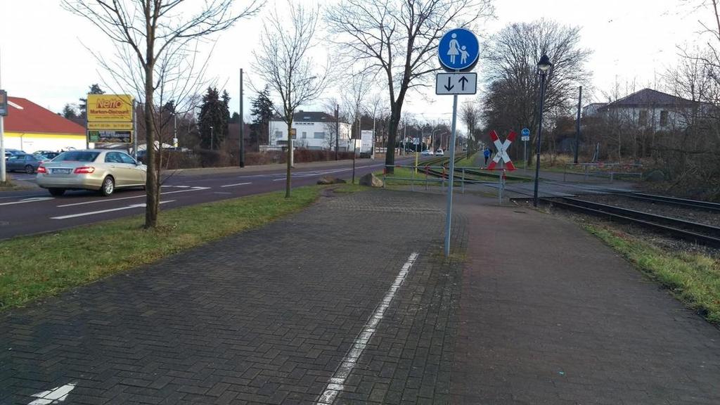 Dölauer Straße: Zweirichtungsfußweg Zweirichtungs-Radweg ist benutzungspflichtig, endet aber ohne