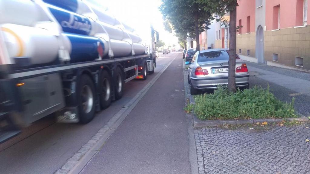 Trothaer / Reilstraße: Radweg in Türzone Gerichte: 1m Abstand von parkenden